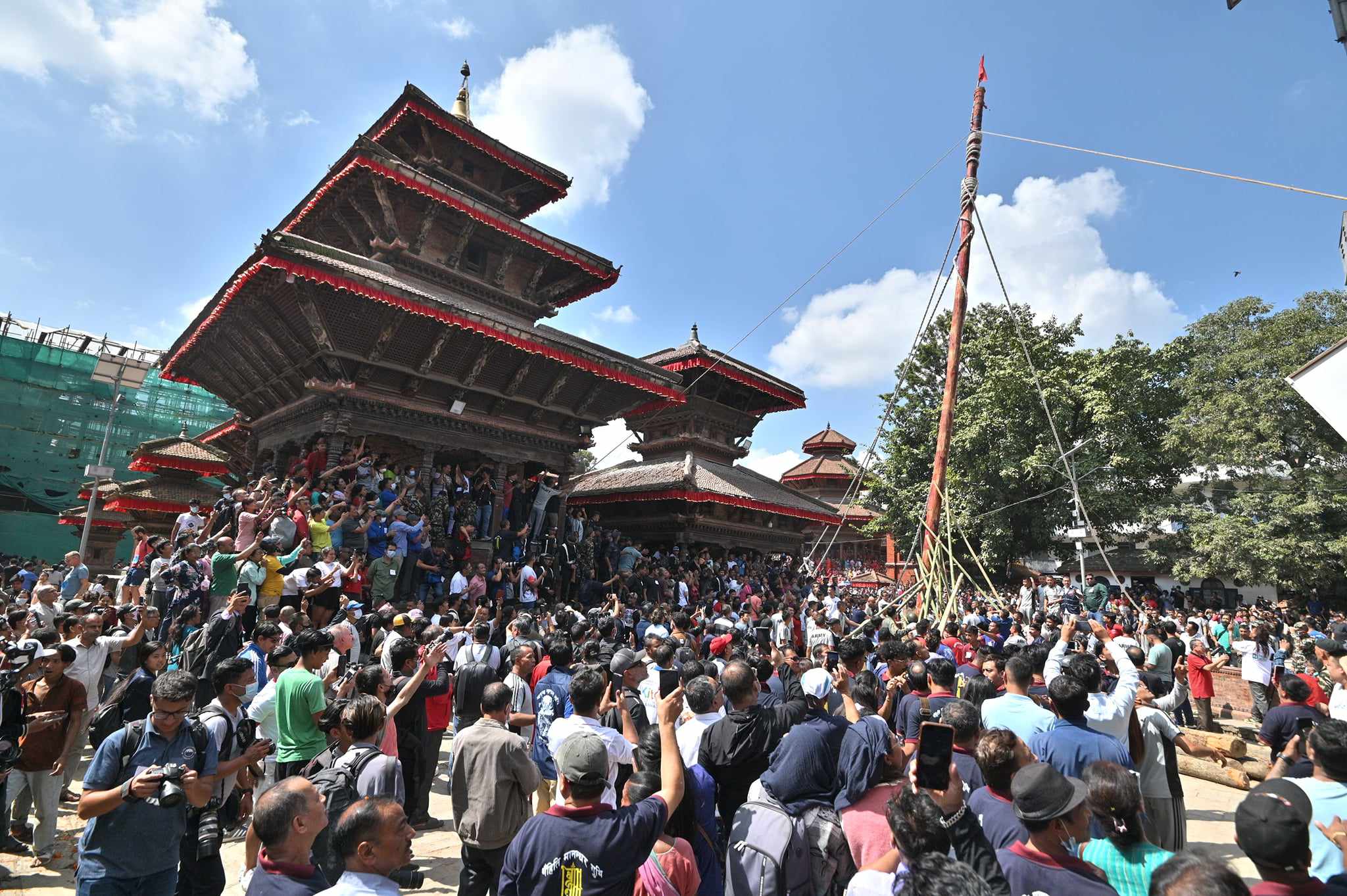 इन्द्रजात्राको लिङ्गो ठड्याइयो (फाेटाे फिचर)